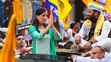 Lok Sabha Elections Arvind Kejriwal S Wife Sunita Kejriwal Holds