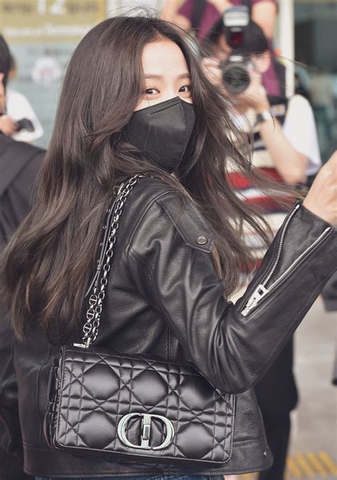 Blackpink S Jisoo And Ros Turn Heads On Their Way To Paris Fashion