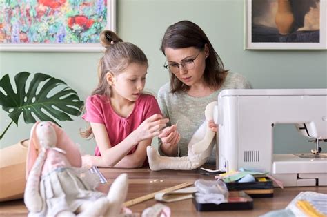 M E E Filha Crian A Juntos Costurando Lebre De Brinquedo Hobbies E