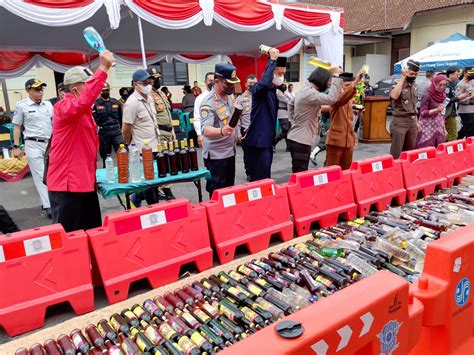 Polres Magelang Kota Musnahkan Barang Bukti Ribuan Botol Miras Poros