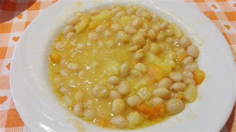 Fagioli Tondini Del Tavo Con Patate Carote Coste Di Sedano E Cipolla