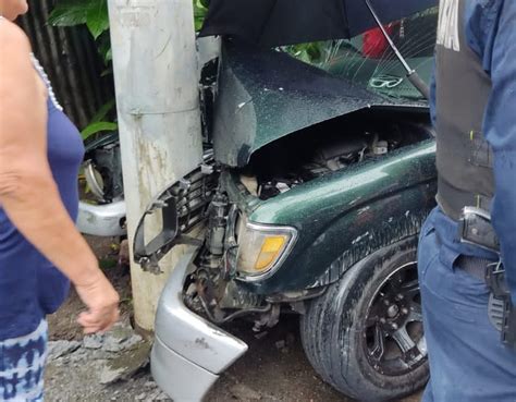 Choque De Carro Contra Poste Deja Hombre Grave Y 2 Menores En El Hospital