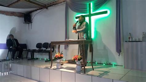 Pastor Dennis Ribeiro ministrando na igreja Ministério pela Graça em