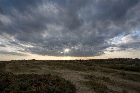 Uma Ruptura Nas Nuvens Paisagem Desolada Com Quebra Distante Do Sol