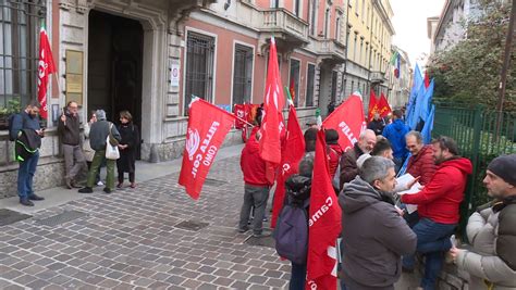 Como Il Presidio Di Cgil E Uil Davanti Alla Prefettura Per Dire Basta