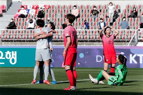 ＜女子サッカー東京五輪アジア最終予選プレーオフ＞8日の第1戦で中国にゴールを許し、落胆する韓国代表イレブン（ap） ― スポニチ