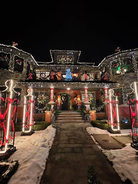 6 houses in Calgary with BIG Christmas displays and where to find them