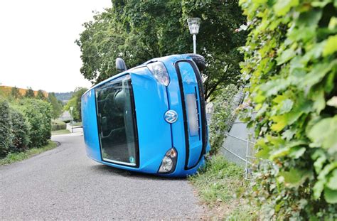 Autofahrer Kracht Gegen Kita Zaun Fahrzeug Kippt Um