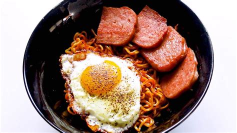 Spam Egg And Ramen Noodles Quick Recipe Youtube