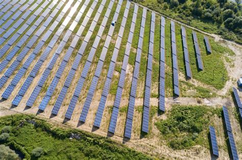 Vue A Rienne De La Centrale Solaire Sur Champ Vert Ferme Lectrique