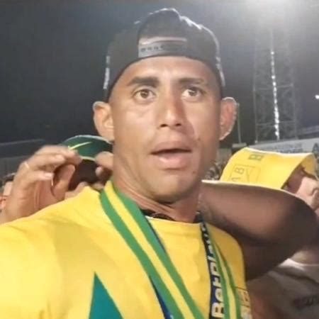 Jogador tem medalha roubada por torcedor após título na Colômbia veja