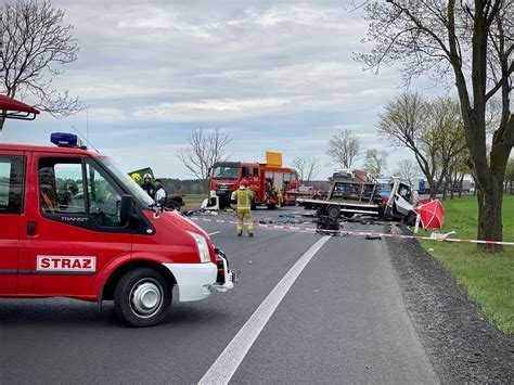 Śmiertelny wypadek na DK 11 Doszło do zderzenia ciężarówki z busem