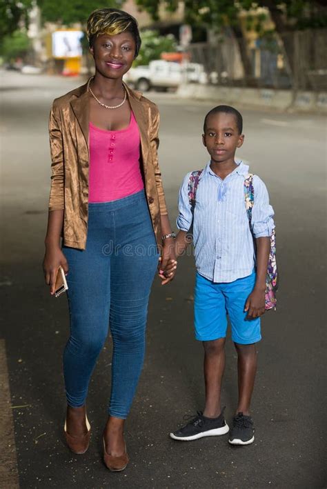 La Femme Accompagne Son Fils à L école Photo stock Image du apprendre