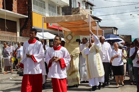 Fiéis participam da Solenidade de Corpus Christi em paróquias da