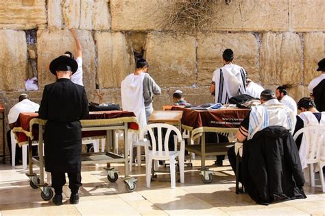 Premium Photo Unknowns People Praying Front The Western Wall At The