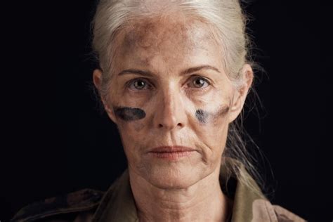 Retrato Militar De Soldado Y Mujer Mayor De La Fuerza De Protección