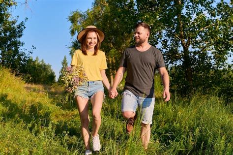 Feliz Pareja Rom Ntica De Mediana Edad Caminando Juntos Cogidos De La