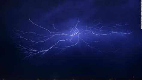 Cómo prevenir el impacto de un rayo durante una tormenta eléctrica ...