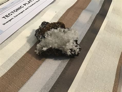 What is this mineral and what’s the parent rock? : r/whatsthisrock