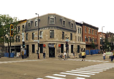 Montréal 30 juil 2022 Coin Sud Ouest de rue Saint Denis et ave du