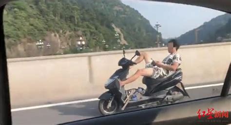 立交橋上男子躺著騎電瓶車，雙手脫把玩手機遊戲 交警：嚴肅處理 每日頭條