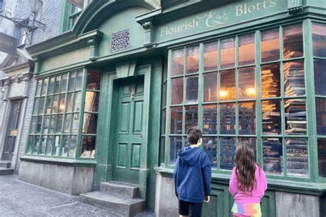 harry-potter-flourish-blotts-diagon-alley-universal-resort-studios ...