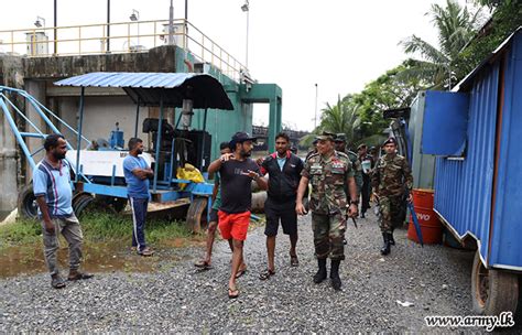 Commander Sf West Inspects Flood Affected People At Idp Centres Sri