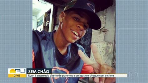 Vídeo Enterrado corpo de adolescente assassinado enquanto brincava