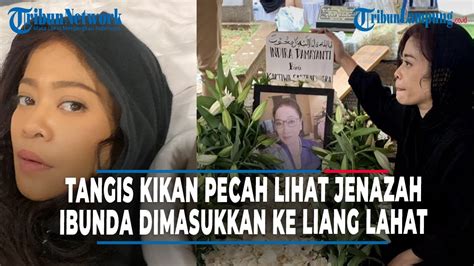 Tangis Kikan Pecah Lihat Jenazah Ibunda Dimasukkan Ke Liang Lahat Youtube