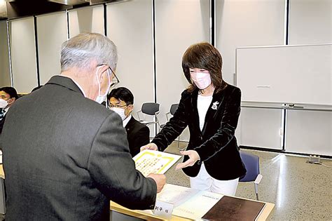 焼津新市議に当選証書付与｜あなたの静岡新聞