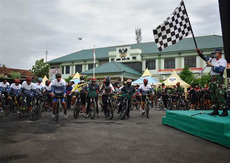 Hut Tni Ke Danrem Gatam Gowes Bersama Gelar Bhakti Sosial