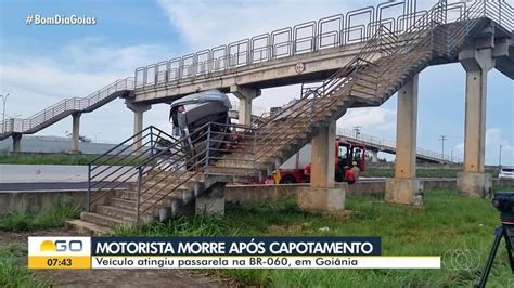 Motorista morre após carro capotar e parar em pé em passarela da BR