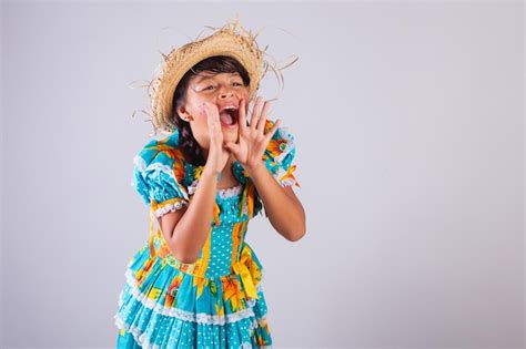 Ni A Brasile A Con Ropa De Festa Junina Gritando Descuento De Promoci N