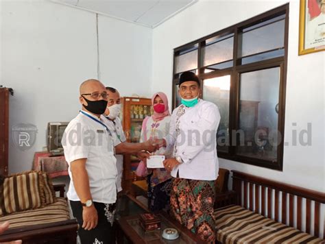 Pasangan Anggota DPRD Kabupaten Pekalongan Ini Kunjungi Enam Warga