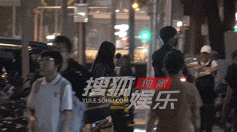 独家：林更新疑新恋情曝光？带女友购物聚会好甜蜜 搜狐大视野 搜狐新闻