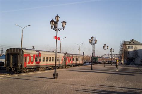 Trem Esta O De Caminhos De Ferro Movimento Passeios Da Locomotiva De