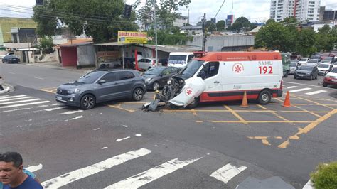 Ambulância Do Samu E Carro Se Envolvem Em Acidente Na Praça 14 Em Manaus