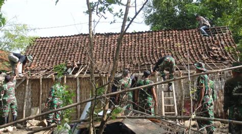 Kodim 0813 Bojonegoro Renovasi Rumah Seorang Kakek Tak Layak Huni