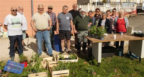 Montpont En Bresse La Commune Est Fleurie Sous Le Signe Des Fables De