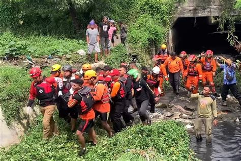 Terseret Arus Sungai Remaja Di Surabaya Ditemukan Tewas Di Bawah