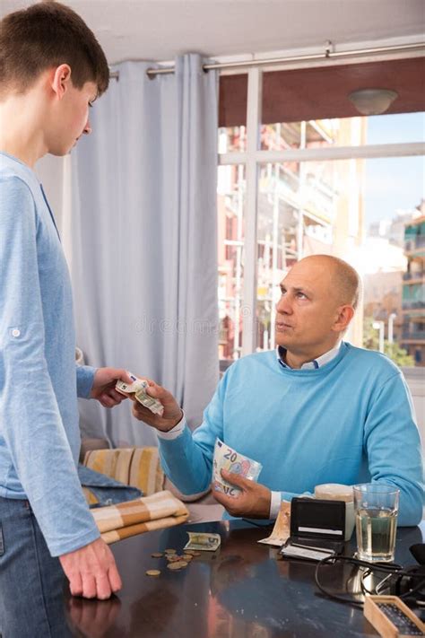 Padre Dando Dinero A Su Hijo Imagen De Archivo Imagen De Hombre