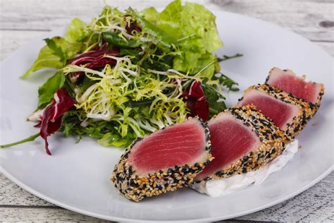 Salad with fresh tuna 7704164 Stock Photo at Vecteezy