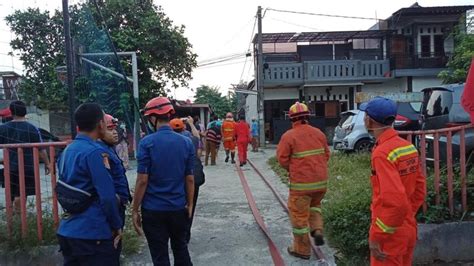 Petugas Damkar Terluka Saat Tangani Kebakaran Di Rumah Di Depok