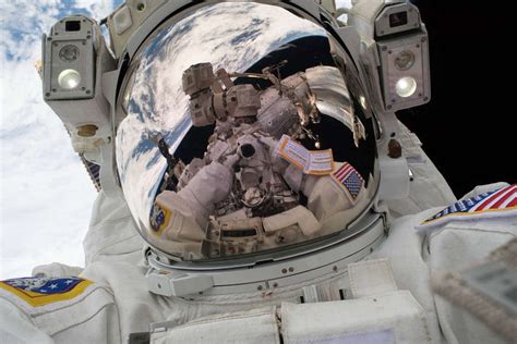 Astronaut's 'Space-Selfie' | WordlessTech