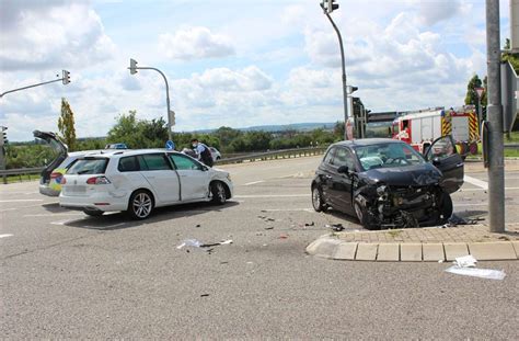 Unfall Nahe Schwieberdingen Bei Rotlicht Losgefahren Drei Verletzte