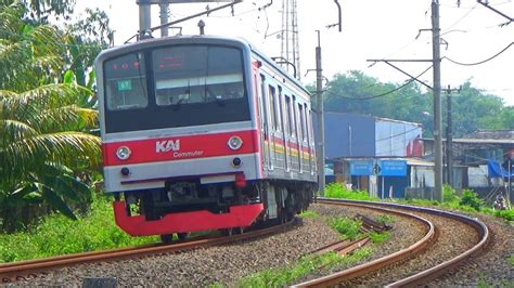 MENIKUNG TAJAM NONTON AKTIVITAS KERETA KRL COMMUTER LINE DI