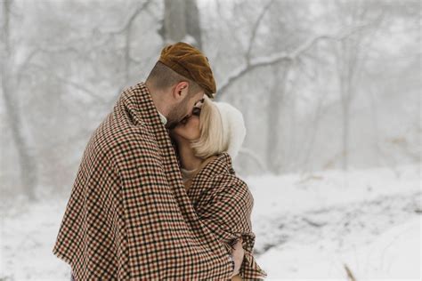 Beautiful Winter Engagement Photo Ideas To Try In