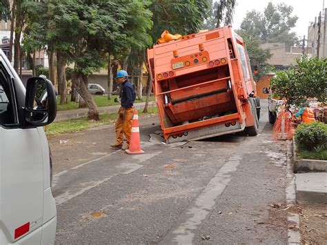 Lima Ate Ate Camión Recolector De Basura Se Hundió En Pista De La Urbanización Santa Raquel