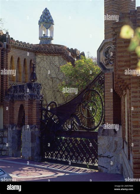 Pabellones G Ell Detalle De La Reja Con Forma De Dragon Siglo Xix