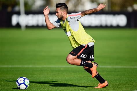 Clayson Treina Bola E Deve Refor Ar O Corinthians No Majestoso